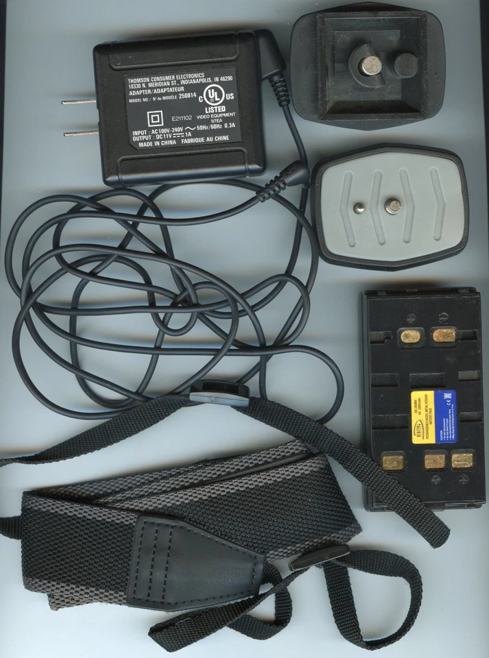 RCA AutoShot CC6364 VHS-C Camcorder 400X Zoom w/accessories power supply bag - Image 4 of 4