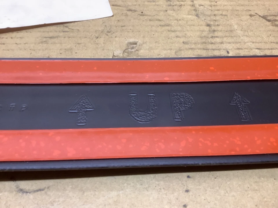 Новый из старых запасов оригинальный молдинг для кузова кузова GM 1982 1983 Chevrolet S10, длина 21 3/4 дюйма 12300649 - Изображение 3 из 4