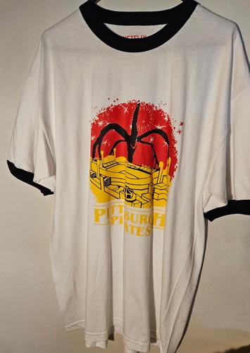 Camiseta Pittsburgh Pirates Stranger Things Para Hombre XL Blanca MLB NUEVA - Imagen 6 de 6