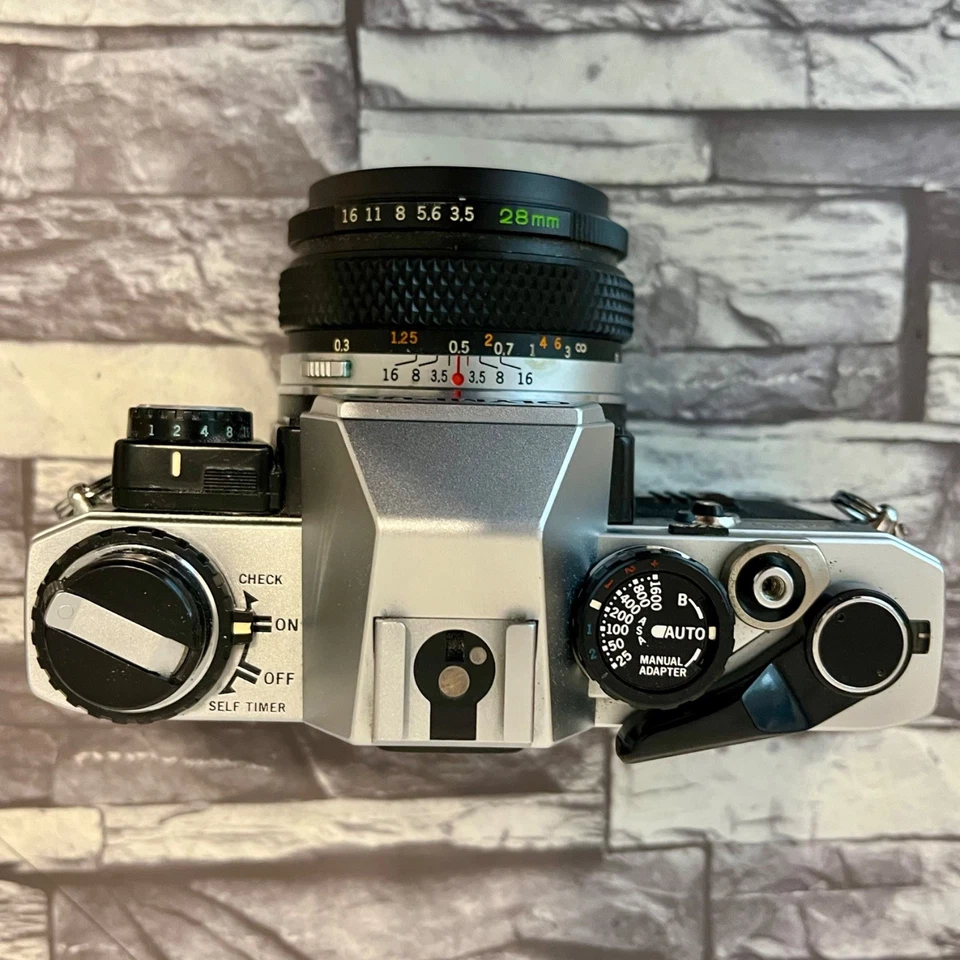 Olympus OM10 fotocamera reflex pellicola con obiettivo G.ZUIKO AUTO-W 28mm F3.5 + adattatore manuale! - Immagine 4 di 4