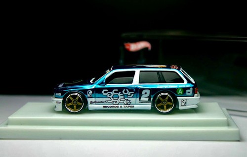 Custom Hot Wheels '92 BMW M3 Wagon Light Blue with Rubber Tires and Display Case - Bild 7 von 9