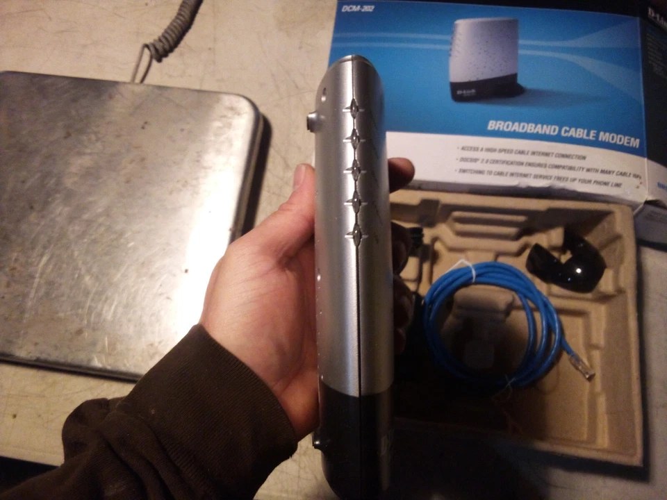 D-Link DCM-202 DOCSIS 2.0 USB/Ethernet Cable Modem Router - Image 4 of 4