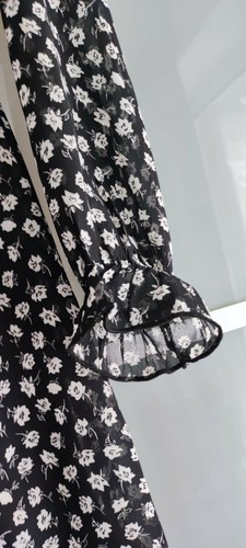 H&M DIVIDED Kleid mit V-Ausschnitt Kreppstoff.Knöpfen Schwarz weiße Blumen Gr.36 - Bild 3 von 9