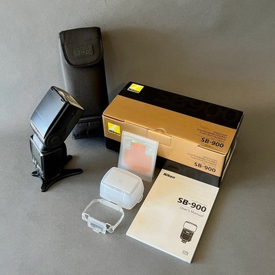 Nikon SB-900 Speedlight Includes Nikon SD9 Battery Pack