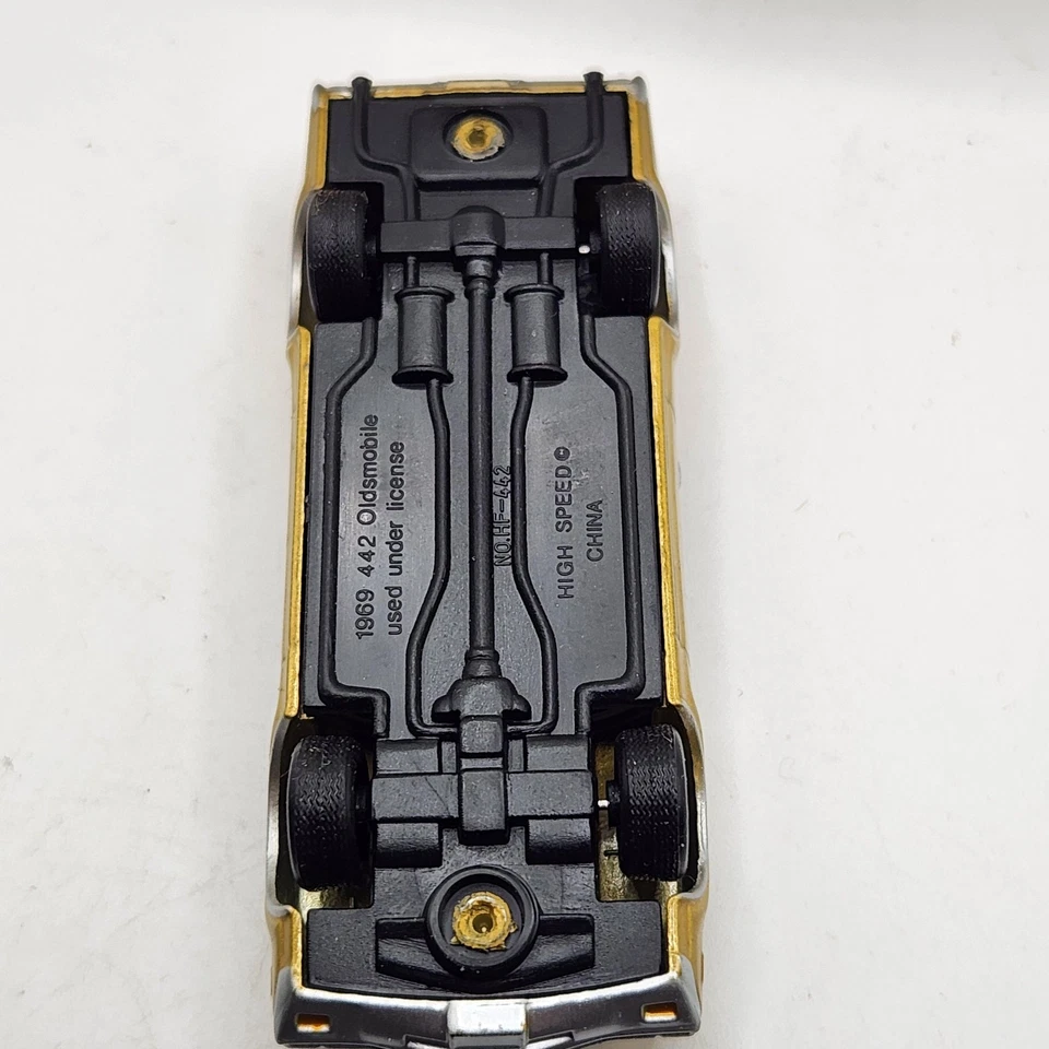 Oldsmobile 442 1969 diecast dorado rayas negras con caja con licencia GM Foto 4 de 4