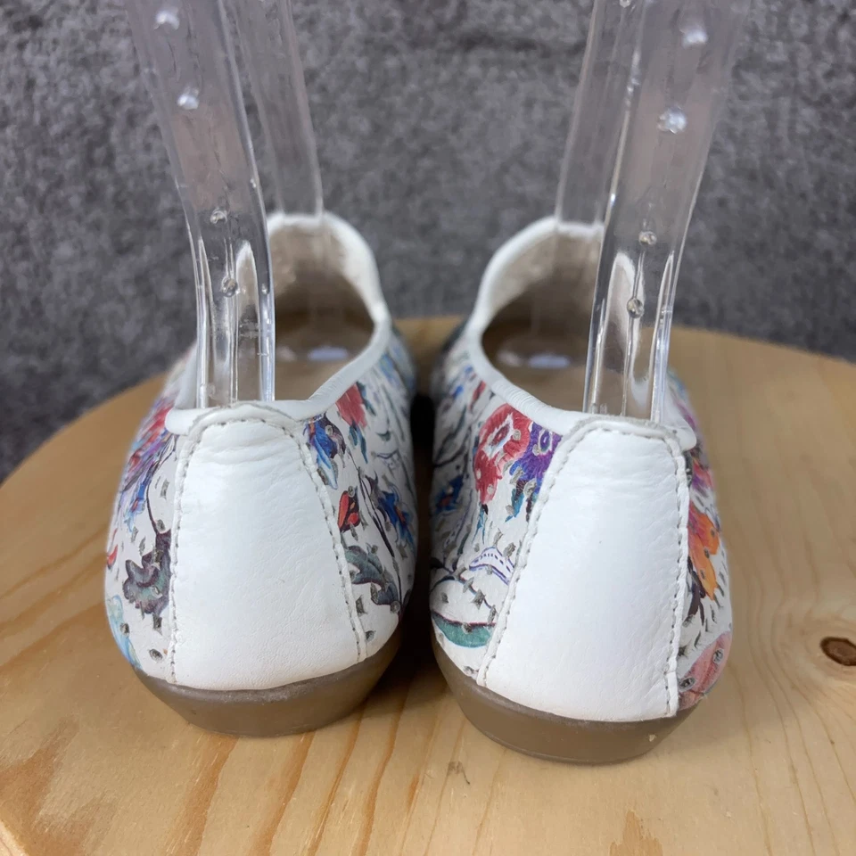 Zapatos en aerosoles You Betcha planos para mujer talla 7 cuero floral perforado sin cordones Foto 4 de 4