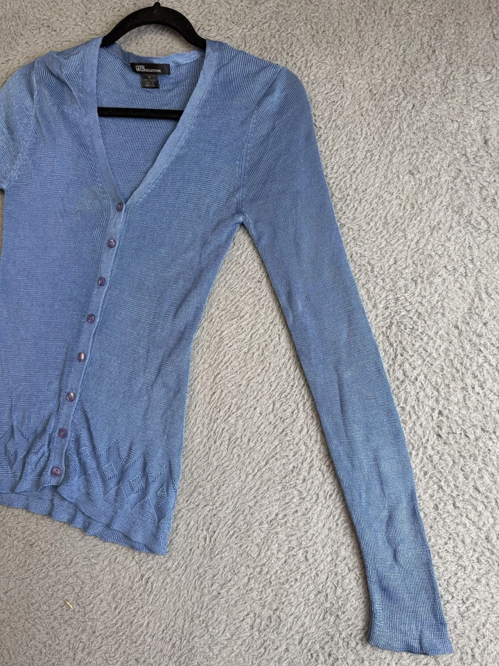 Cárdigan Suéter Mujer Colección Guess Pequeño Azul Cuello en V Botón Frontal W2732L Foto 4 de 4