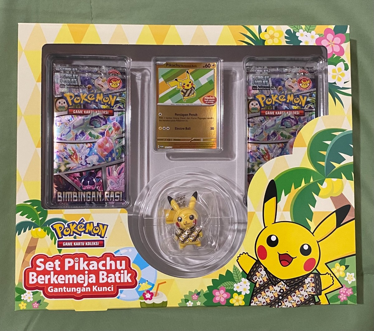 インドネシア限定品　ポケカ　ピカチュウセット　Batik Pikachu Box Pokemon Box Set Pikachu Berkemeja Batik - Gantungan Kunci Batik
