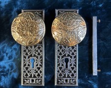 Juego de perillas de puerta de tambor de latón Cairo de madera ornamentada victoriana antigua placas traseras