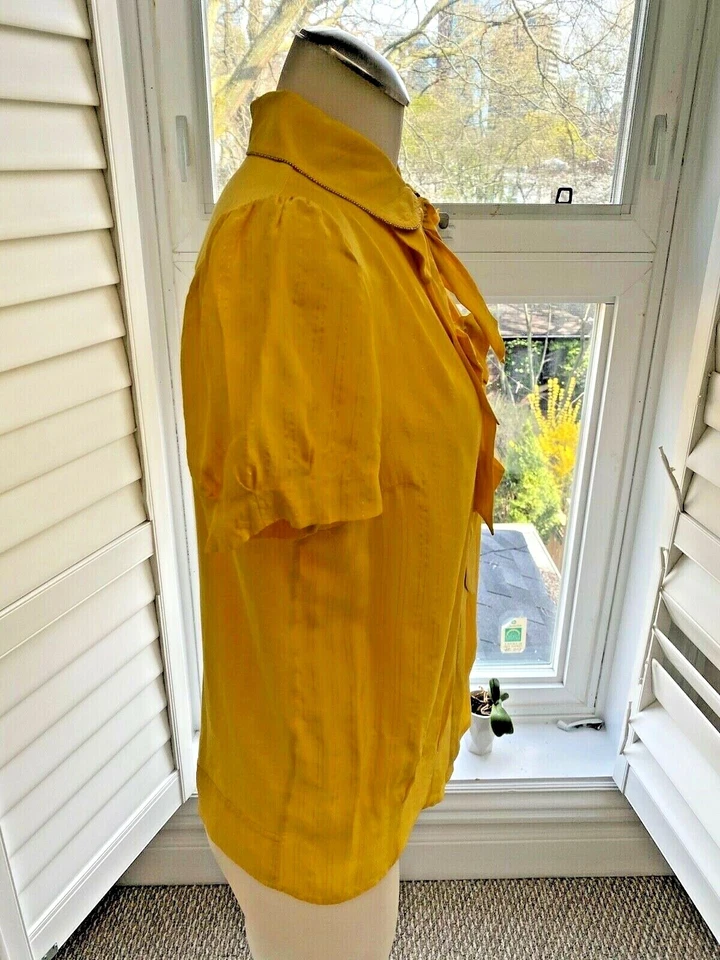 Blusa con lazo dorada manga abullonada Juicy Couture talla 6 venta al por menor $200 Foto 2 de 4