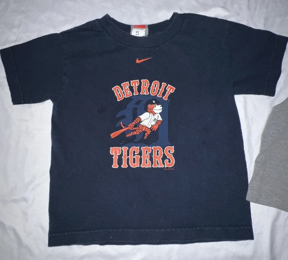 Pacote de roupas masculinas 2 peças tamanho 5 - camiseta Detroit Tigers - camisa Charlotte Russe - Imagem 2 de 4