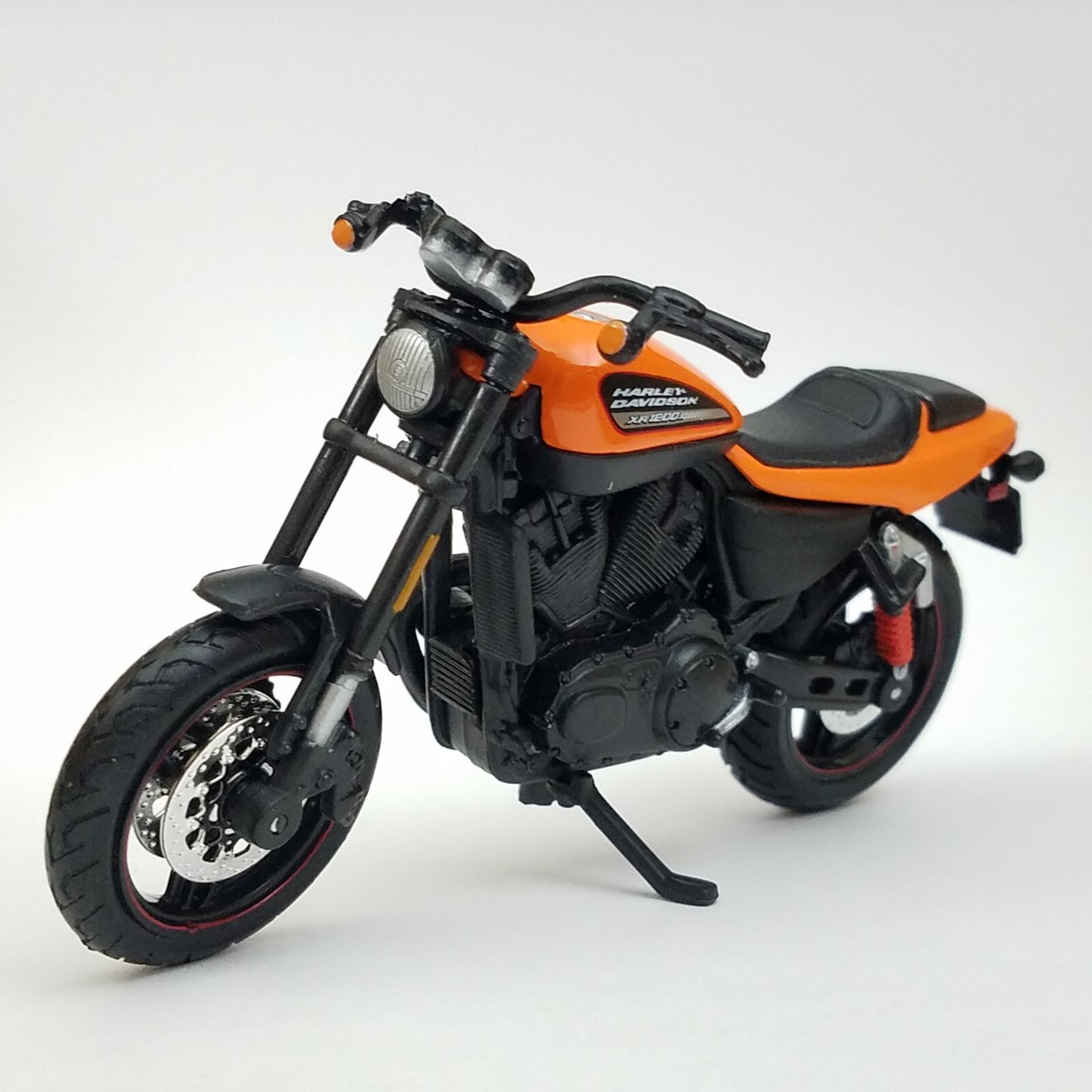 Maisto 2011 Harley Davidson XR 1200X Series 31360/42 1/18 Diecast