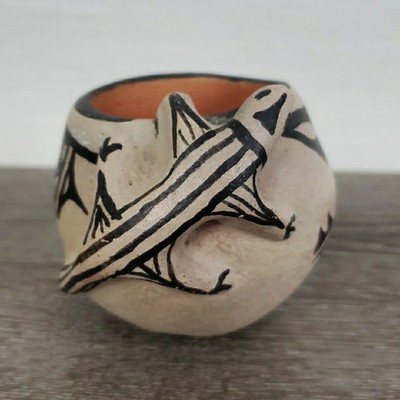 VTG Native American Pottery Small Bowl Applied Lizard Black White Pinch Pot
