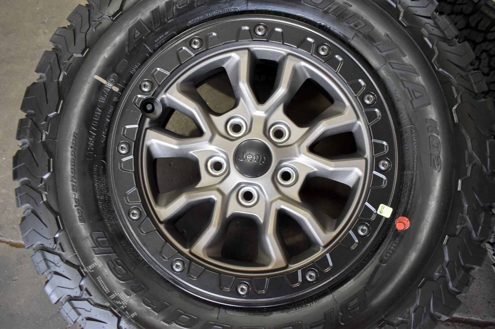 5)17'' 2023 JEEP WRANGLER GLADIATOR RUBICON OEM BEADLOCK WHEELS & TIRES