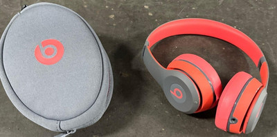 Beats Solo headphones wireless, turns on & pairs, good used condition, see pics