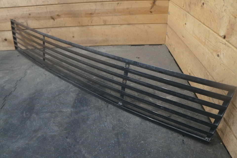 Решетка на передний капот панель черная Nero 60559600 от оригинального производителя Ferrari Mondial 1982 - Изображение 2 из 4