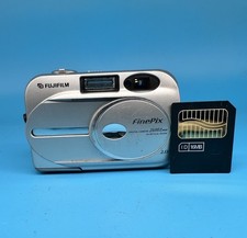 Cámara digital Fujifilm FinePix 2600 zoom 2,0 MP con tarjeta de memoria, plateada - probada