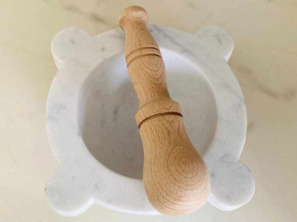 Mortaio Marmo Bianco di Carrara diametro 20 cm con pestello in legno di Faggio - Immagine 3 di 4