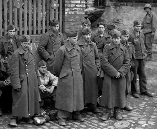 WW2 Foto WWII Junge deutsche Kriegsgefangene Zweiter Weltkrieg Wehrmacht / 2482 - Bild 1 von 1