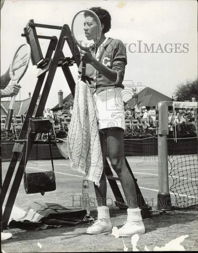Press Photo Althea Gibson wipes handle of her racket before match at Surbiton