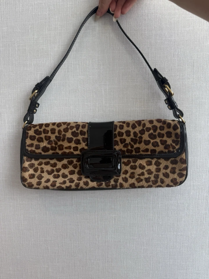 BOLSO DE MANO; BOLSO AJUSTABLE CACHE CHAROL NEGRO Y CUERO DE VACA ESTAMPADO LEOPARDO; NUEVO Foto 3 de 4