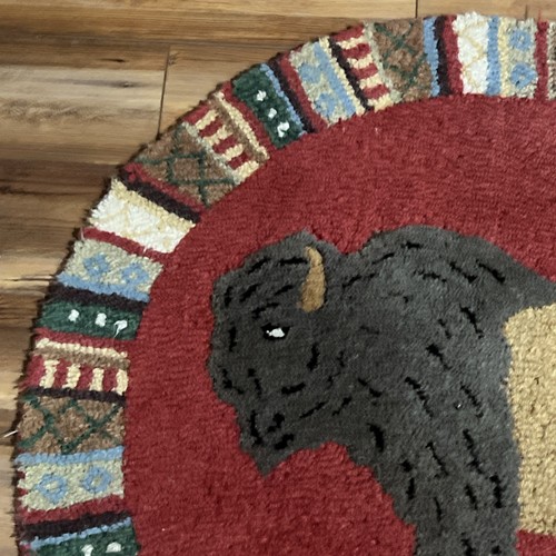 Alfombra redonda de lana enganchada a mano diseñada por artista Cinnamon Buffalo (36 pulgadas x 36... - Imagen 5 de 5