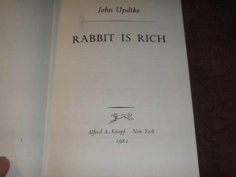 РЕДКИЙ заявленный первое издание «Кролик богат» Джон Апдайк 1981 Альфред А. Нопф - Изображение 2 из 3