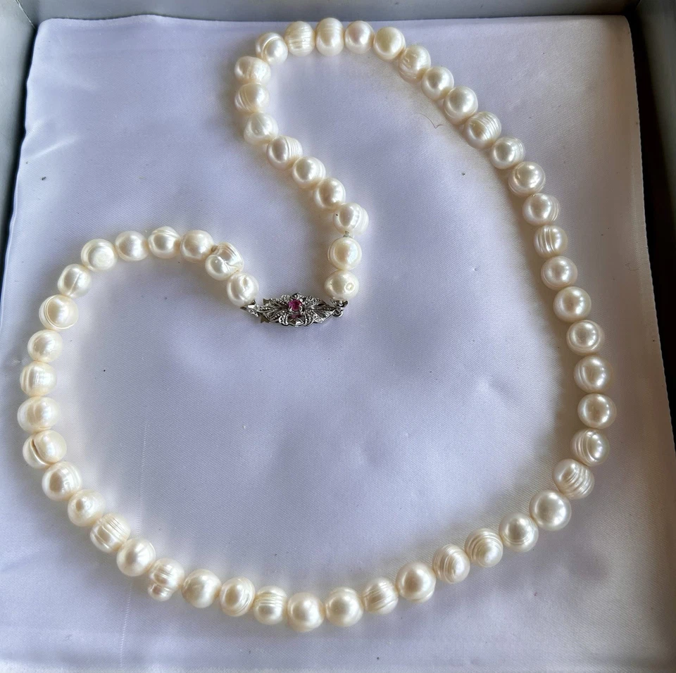 Collana Di Perle Scaramazze Con Chiusura In Oro 750  E Rubino. Anni 50 - Immagine 2 di 4