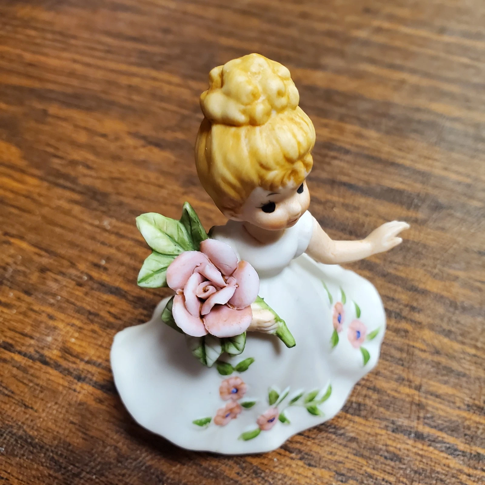 OFF WHITE Bambina vintage in ceramica con grande fiore vestito bianco sporco con fiori rosa 4"