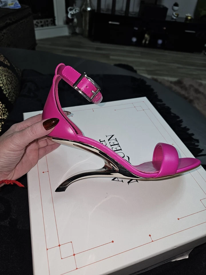 Sandalias Alexander McQueen Tacón Esculpido 37 Rosa Plata Estilo: BOBBY Foto 3 de 4