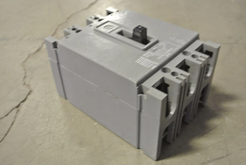 Disyuntor Westinghouse HFB3015L 3P 15A 600V - USADO Foto 3 de 4