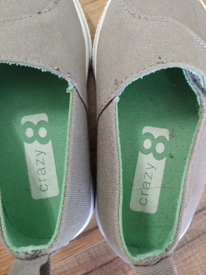 Zapatos de lona para niños pequeños talla 5 gris sin cordones suela de goma Crazy 8 Foto 3 de 4