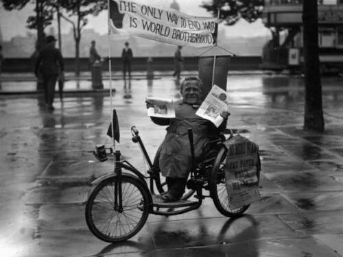 Man tricycle demonstrates against war under slogan 'The Only Way T - 1923 Photo - Photo 1 sur 1