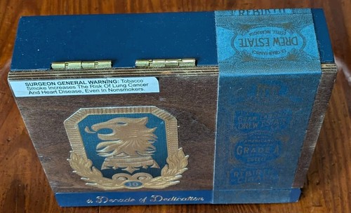 Caja de cigarros de madera Undercrown All Dekk’d Out Drew Estate 10 5x43 Corono Viva *Vacía* - Imagen 8 de 17