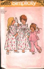 6685 Vintage Simplicity Sewing Pattern Girls 1970s Robe Nightgown Pajamas UNCUT