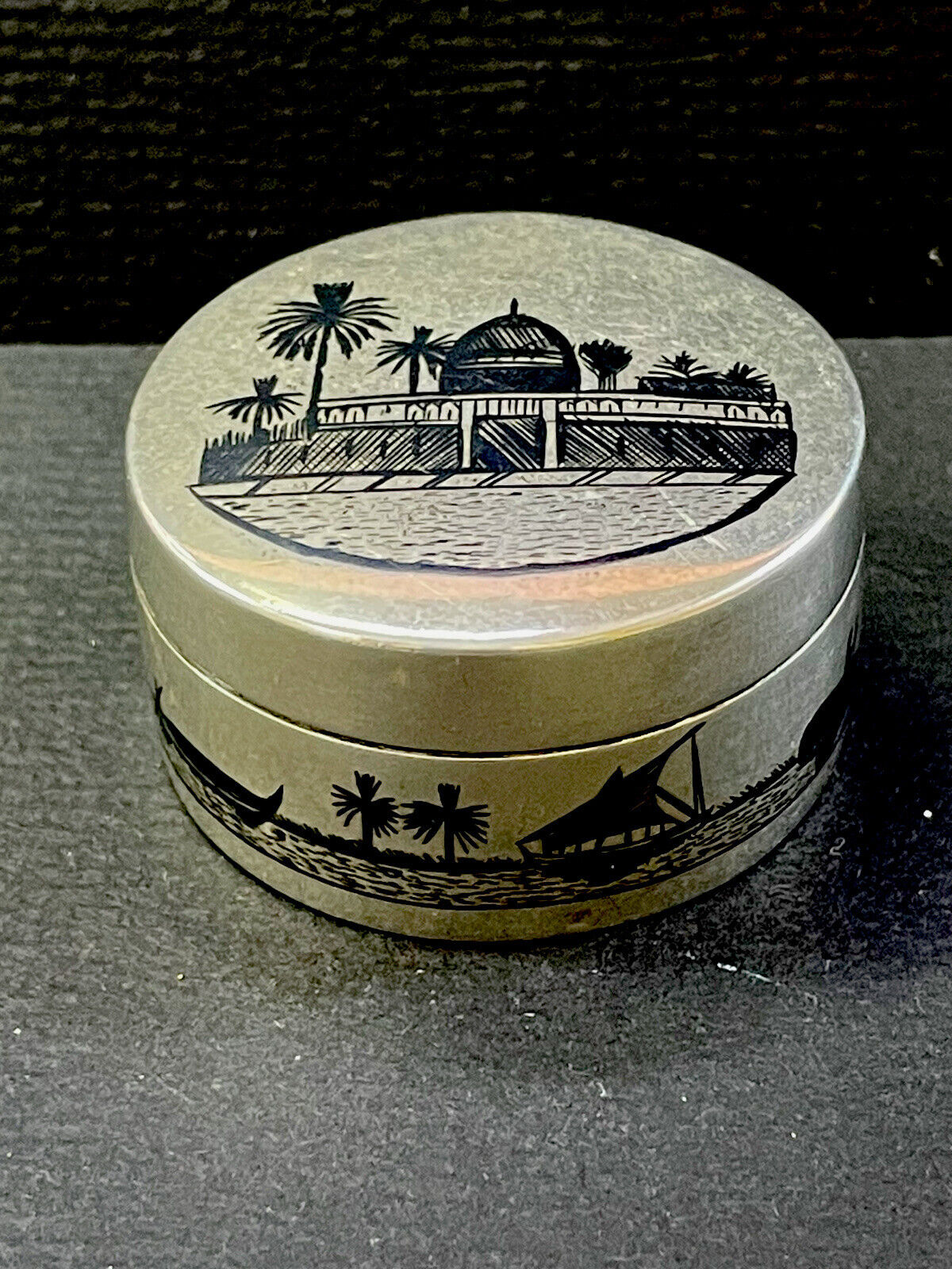 Antique unique  Iraqi niello Sterling Silver Makeup Sniff box ca