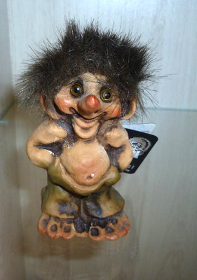 Fosse   Troll  mit Rucksack  Nr.  130  Höhe ca 10   cm