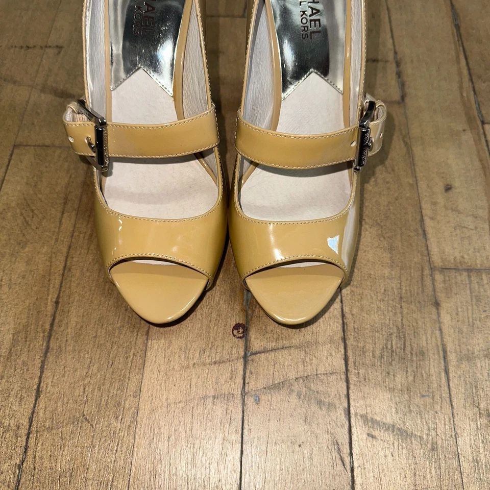 Michael Kors Tacones Altos Mujer Talla 7M Beige Charol Punta abierta Hebilla Vamp Foto 3 de 4