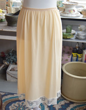 VTG 70  s MG Peach Antron III Nylon USA Made Laced Hem Half Slip M