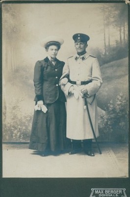 Foto Dohna in Sachsen, Paar im Atelier, Uniform, Schirmmütze, Säbel - 10394522