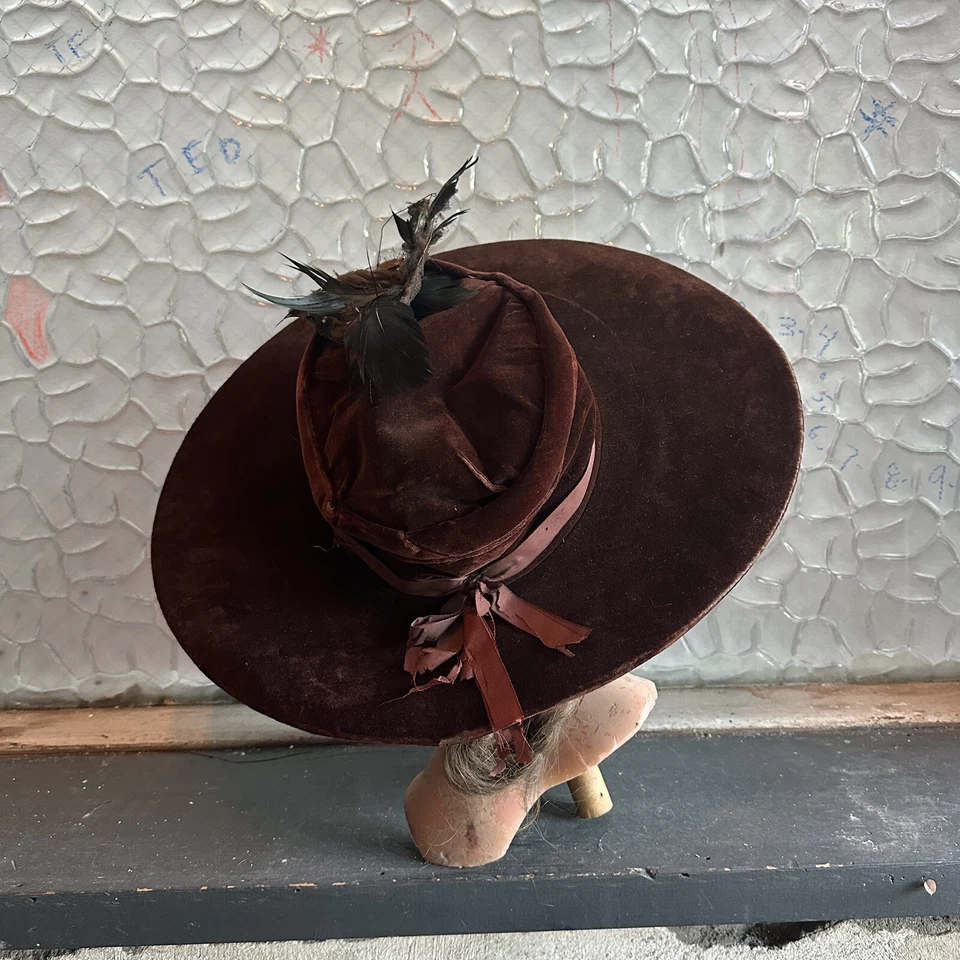 Antiguo sombrero de pluma con cinta de terciopelo marrón eduardiano de la década de 1910 Gibson niña Foto 4 de 4