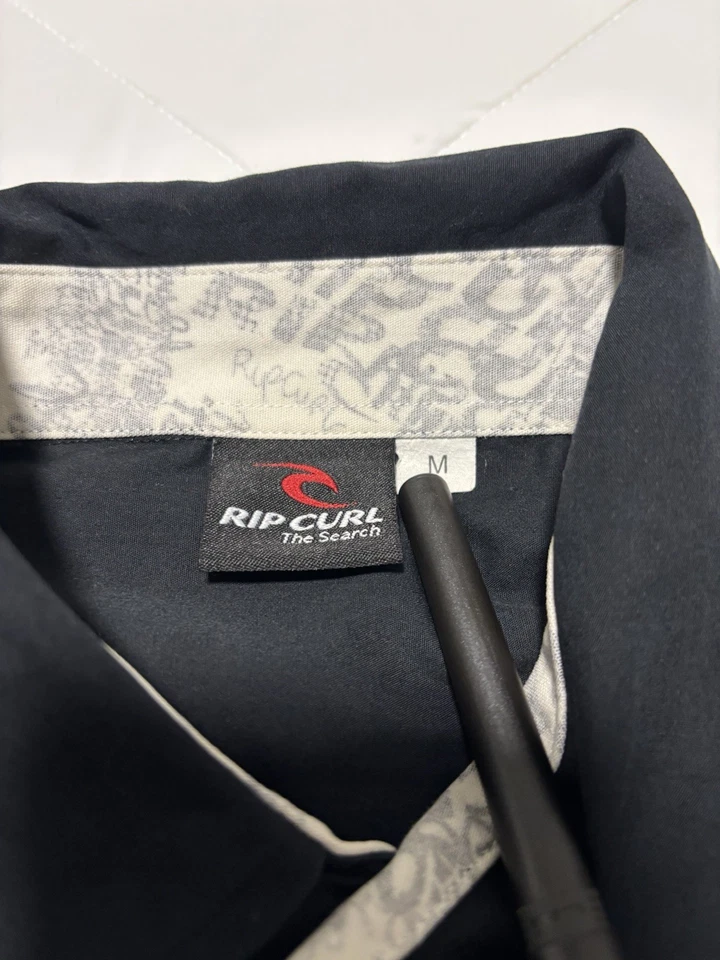 Rip Curl Logo Short Sleeve Button Up Shirt Size M Surf Outdoor Beach Casual Y2K - Image 3 of 4