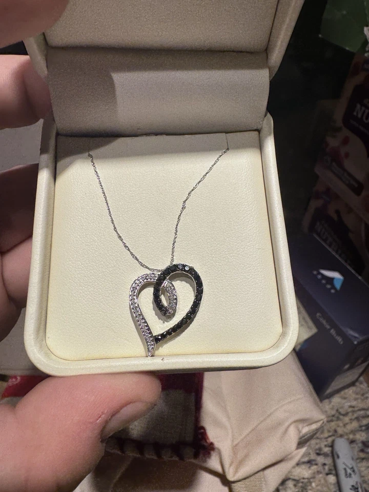 Collar colgante corazón diamante blanco y negro Jared con caja Foto 2 de 4