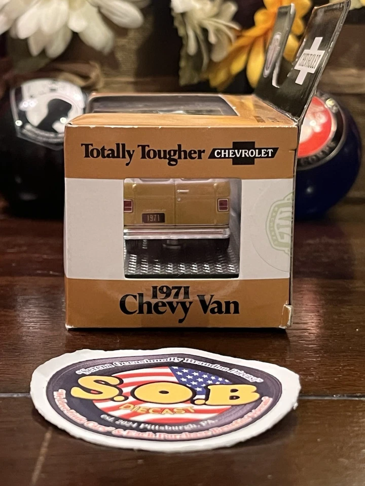 Chevrolet Beauville 1971 camioneta M2 para 10 pasajeros 1:64 diecast sellada casi nueva Foto 4 de 4