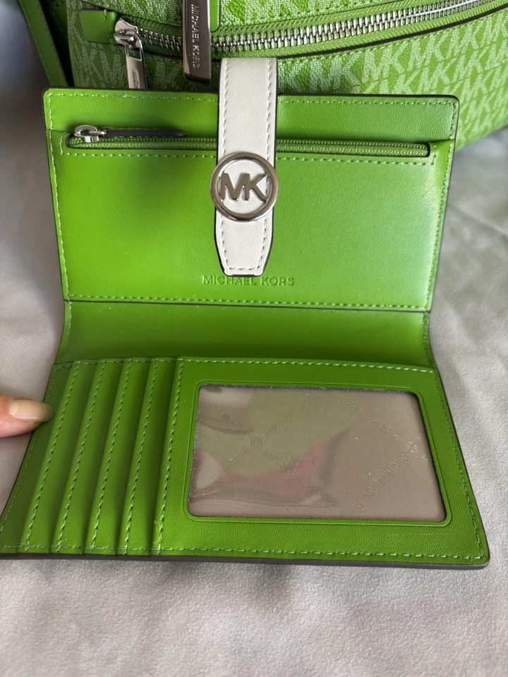 Mochila para mujer Michael Kors verde con billetera a juego Foto 3 de 4