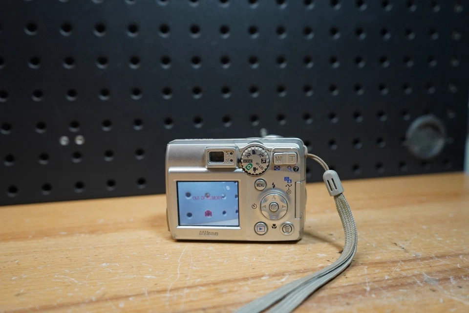 (C) Nikon Coolpix 4600 4.0 Megapixel Digital Camera w/ SD Card 3x Zoom Tested - Image 3 of 4