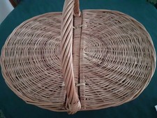 Weidenkorb mit Deckel,  Picknikkorb mit Stoffeinsatz und Gebrauchsgegenständen