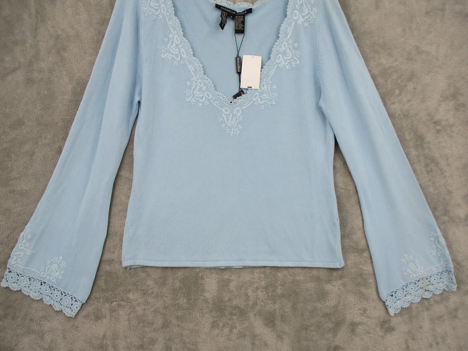 Suéter Michelle Nicole Mujer Manga Campana Pequeña Casa Floral Cuello en V Encaje Azul Foto 4 de 4