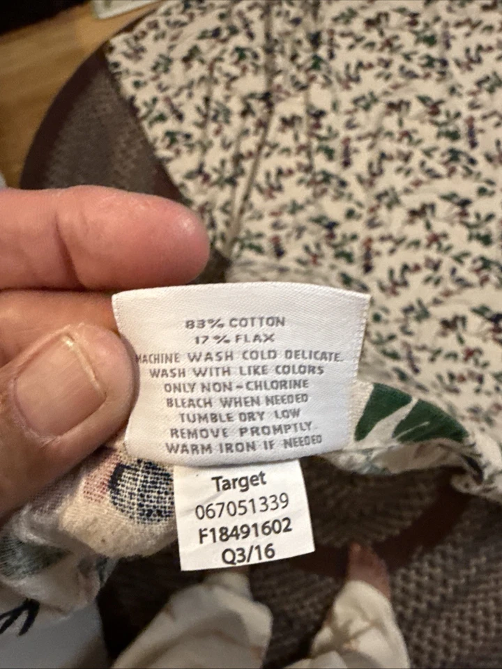 Tablecloth Threshold Berries And Leaves  - Image 4 of 4