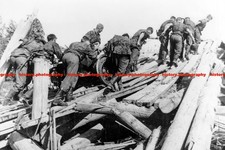 F019652 Waffen SS Kradschutzen überquert einen Fluss Ostfront um 1941 WW2